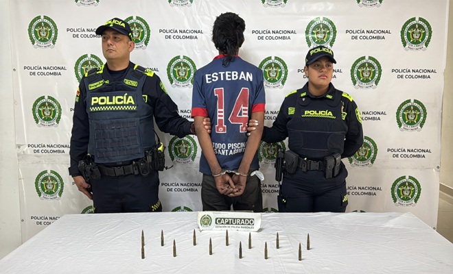 dos funcionarios policiales y un capturado
