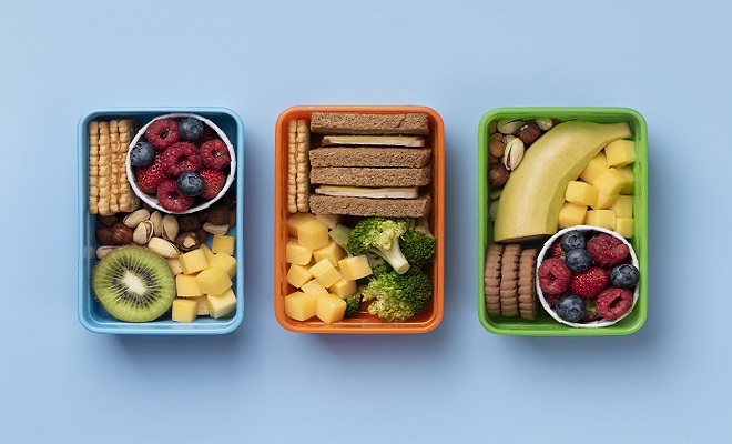 La adquisición de buenos hábitos alimenticios es indispensable, ya que aportan nutrientes para su crecimiento. Imagen: Freepik