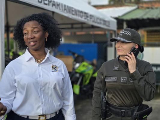 Brigadier General comandante del departamento de polic&iacute;a valle en compa&ntilde;&iacute;a de la alcaldesa de buenaventura