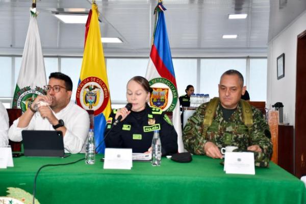 Brigadier general al lado del se&ntilde;or coronel del ejercito secretario de seguridad