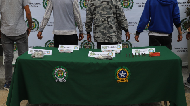 Actividades operativas contra la delincuencia 9 personas capturadas-policías custodiando-moto inmovilizada