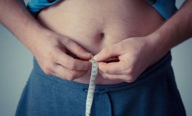 Puede provocar enfermedades no transmisibles como diabetes, algunos tipos de cáncer y problemas cardiovasculares.