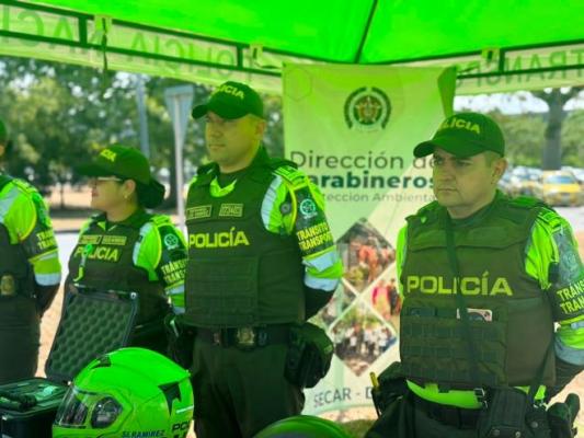 la policía nacional de transito realizando controles en las vías del valle