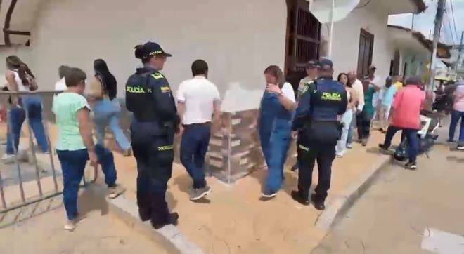 la policía nacional realizando controles durante las elecciones