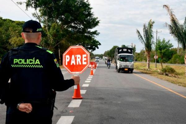 la policía nacional realizando controles en las principales vías del valle
