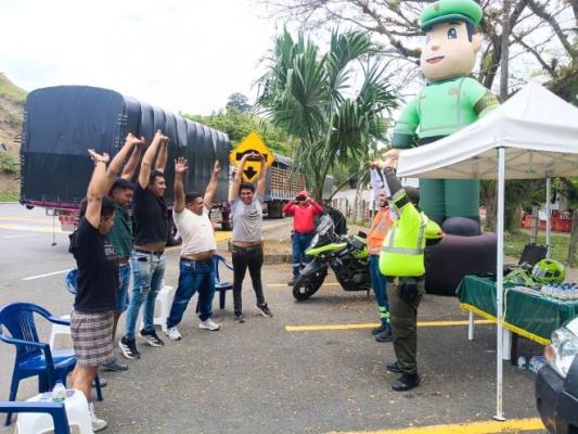 la polic&iacute;a nacional realizando pausas activas a los conductores