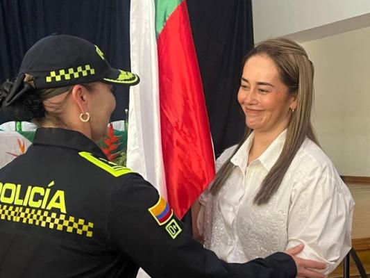 la señora brigadier Sandra Liliana Rodríguez Castro, comandante del Departamento de Policía Valle con la alcaldesa de Caicedonia