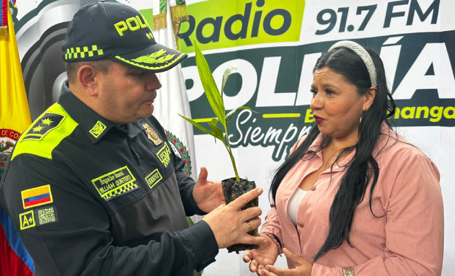 Se&ntilde;or General William Quintero entegando planta a ciudadana en lanzamiento del plan semana santa segura