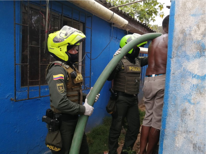 Llevamos agua a los habitantes del sectro de la via circunvalar.