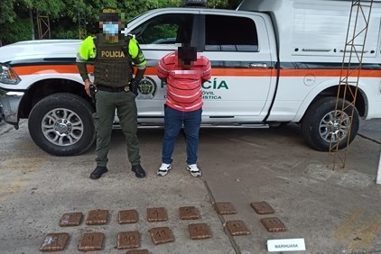 1 personas capturada-policías custodiando-alucinógenos incautados