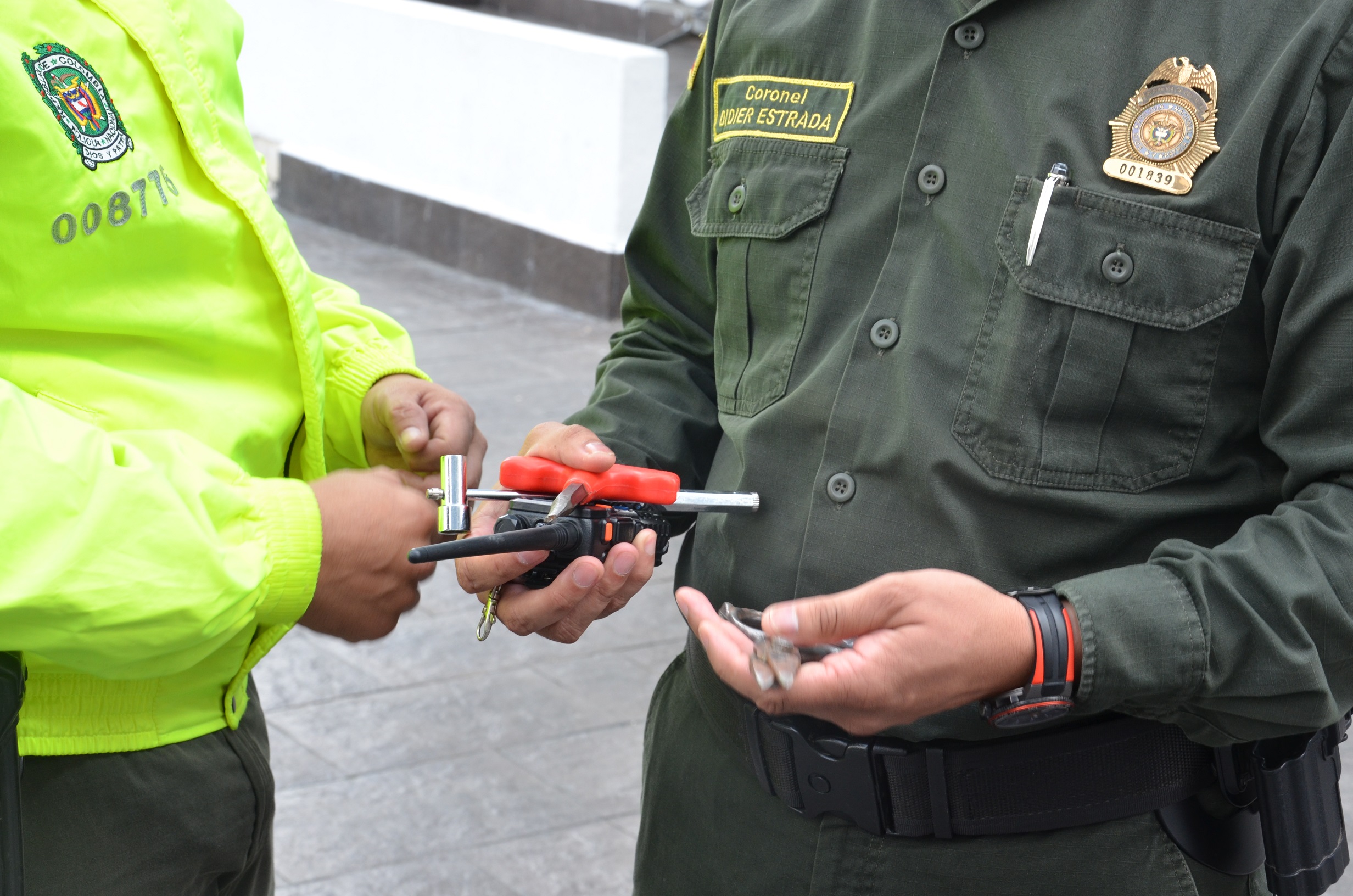Huertaban-elementos-del-interior-de-vehículos-estacionados-en-la-calle