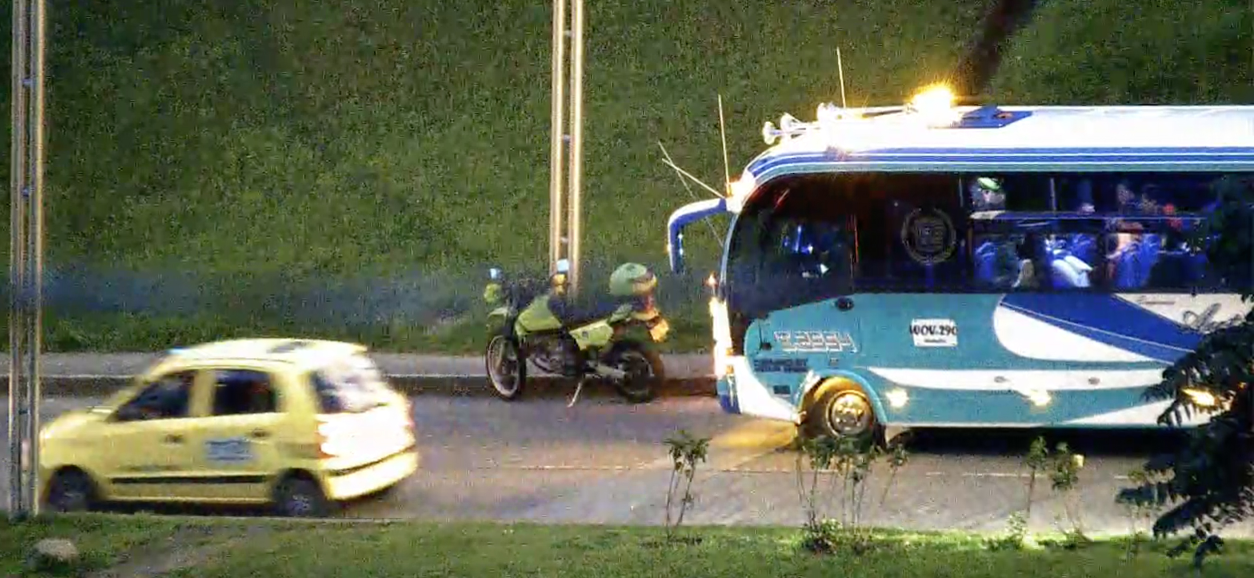 Desde el celular una mujer se comunica con la policia para capturar a un hombre que la acosaba sexualmente en una buseta