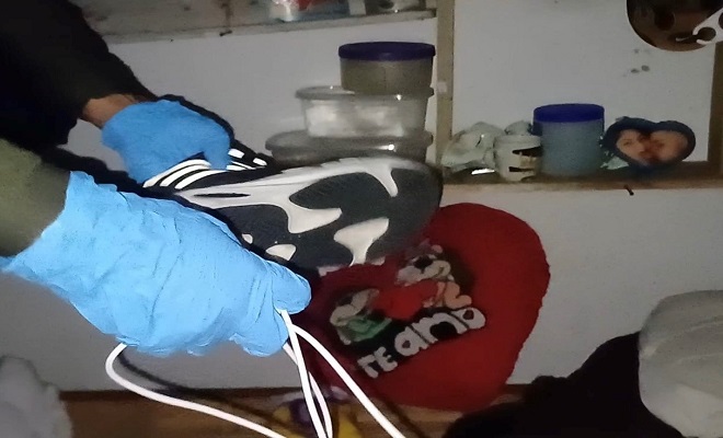 Manos de policía practica registro a elementos personales de personas privadas de la libertad