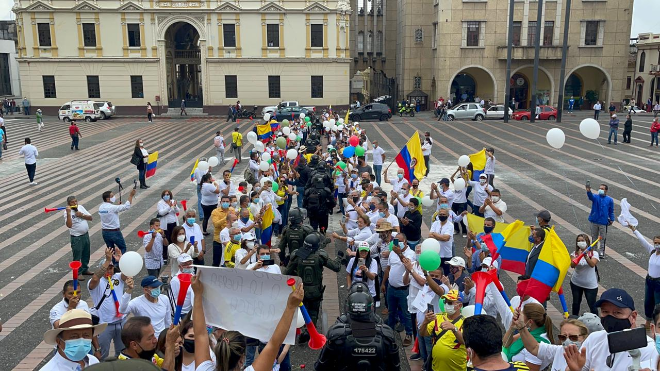 La plaza de bolívar fue el lugar al cual llegaron las personas para rechazar los actos vandálicos  En Manizales realizaron marcha de silencio como apoyo a la Policía Nacional