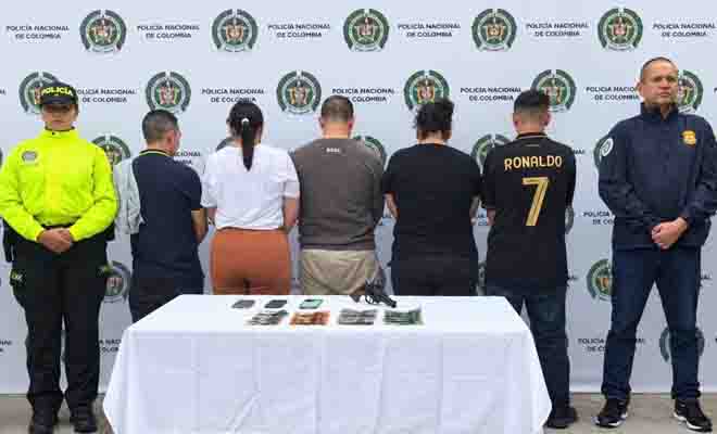 Funcionarios de polic&iacute;a judicial y de la agencia federal de investigaciones de seguridad nacional hsi presentan a los cinco capturados y los elementos materiales probatorios incautados 