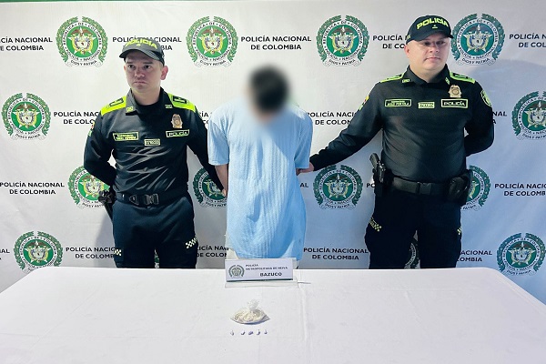 Dos Policías y una persona capturada por el delito de trafico de estupefacientes