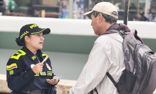 Capitán de la Policía atiende el requerimiento de un ciudadano