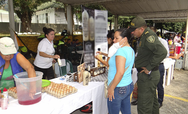 Con-nuestros-carabineros-seguimos-acompañando-a-los campesinos-en-el-Meta