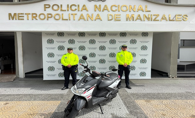 dos uniformados y una moto recuperada