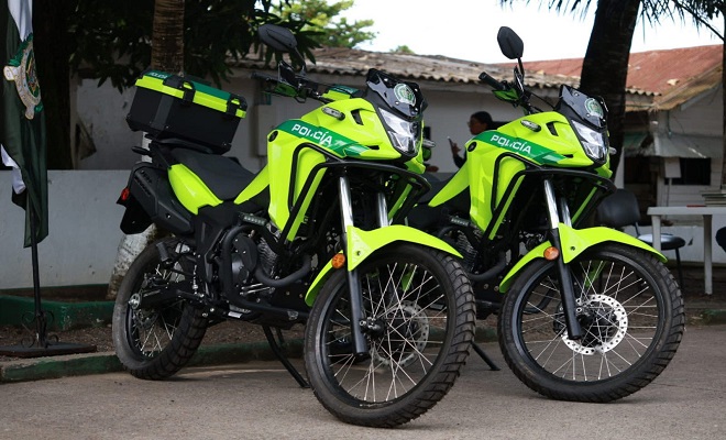 Dos motocicletas institucionales uniformadas en el parque automotor de la Estación de Policía de Puerto Boyacá