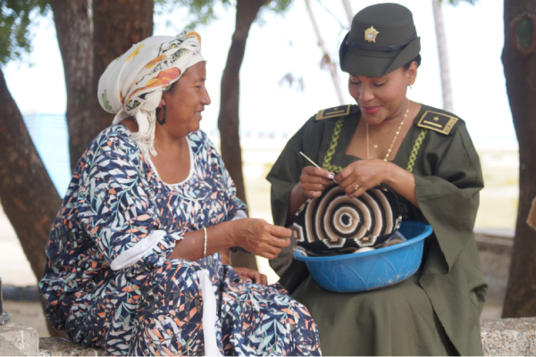 Mujer Polic&iacute;a Wayuu tejiendo