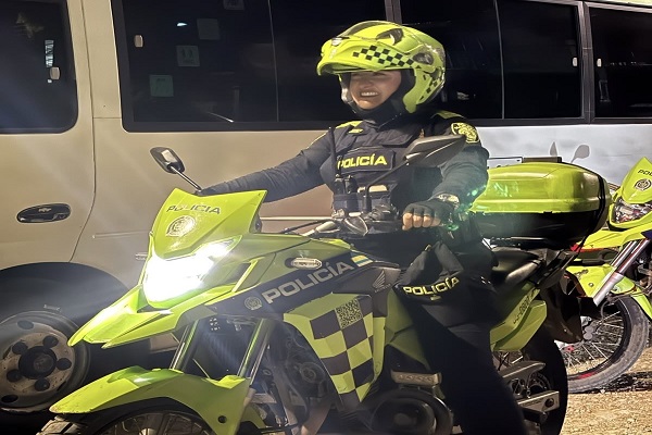 Intendente Laura en motocicleta institucional