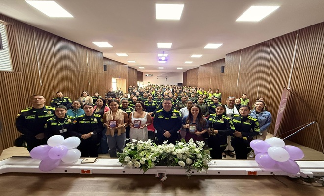 mujeres policías y auxiliares policías en un auditorio