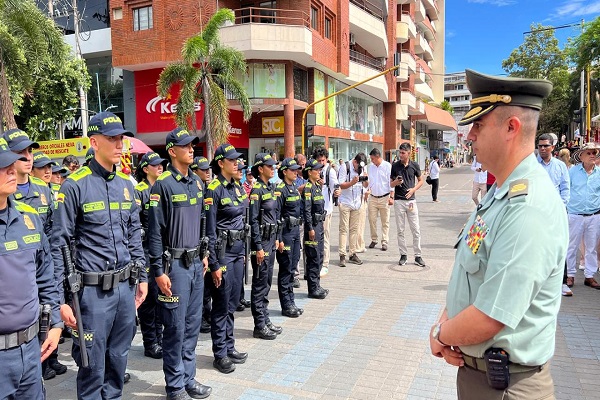El comandante de la Policía Metropolitana de Neiva se dirige a los patrulleros durante la presentación oficial