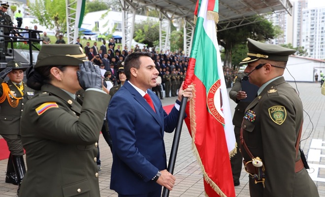 dos uniformados y el alcalde de manizales