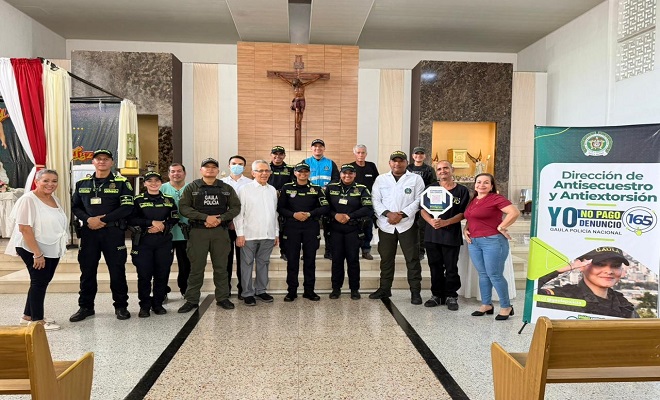 9  funcionarios de la Policía Nacional de diferentes especialidades en compañía de 7 ciudadanos miembros del gremio eclesiástico 