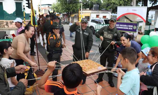 Actividad comunitaria donde la Policía Nacional promueve la integración y el trabajo en equipo con la comunidad.