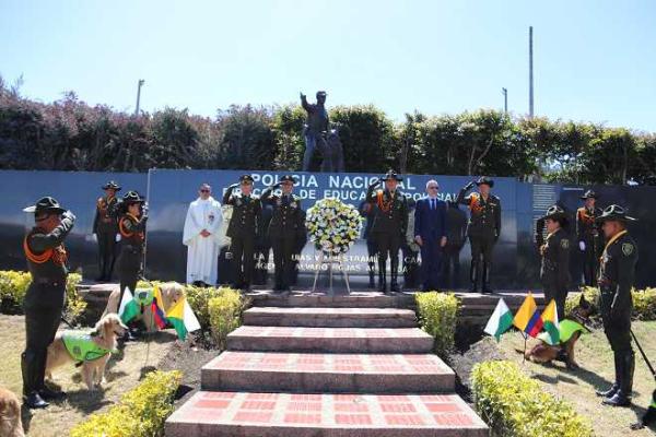 Entrega arreglo floral y misa por los gu&iacute;as caninos  de Colombia y gu&iacute;as caninos ca&iacute;dos en combate