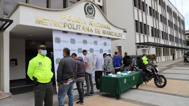 Actividades operativas contra la delincuencia 9 personas capturadas-policías custodiando-moto inmovilizada