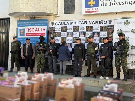policías ejercito y funcionarios del CTI custodiando mercancía incautada y a una persona capturada