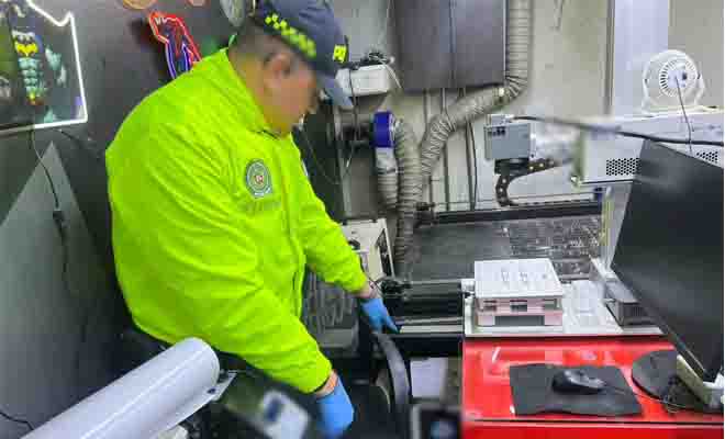 Policía inspeccionado mercancía incautada