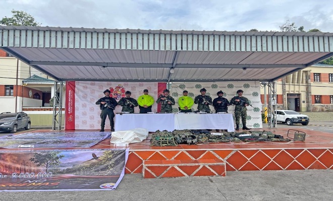 Uniformados de Policía y Ejercito con material bélico  y  elementos de intendencia de uso provativo de las fuerzas militares incautado en un operativo de El Peñol Nariño