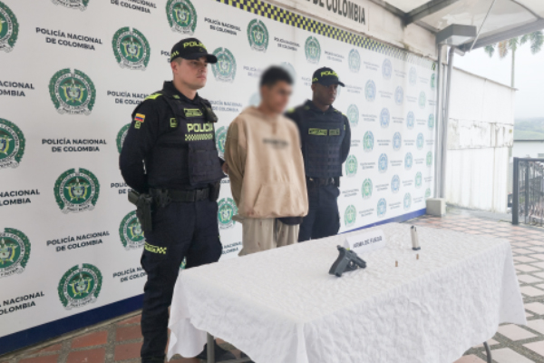 Dos polic&iacute;as y un capturado con un arma ilegal modificada en Pereira
