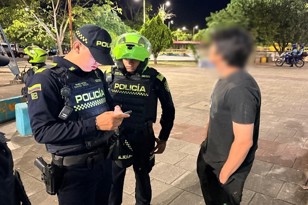 Dos policías realizan labores de control y verificación de antecedentes a un ciudadano