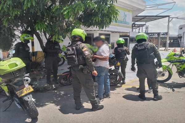 Cinco policías realizan actividades de registro y control durante operativos de seguridad