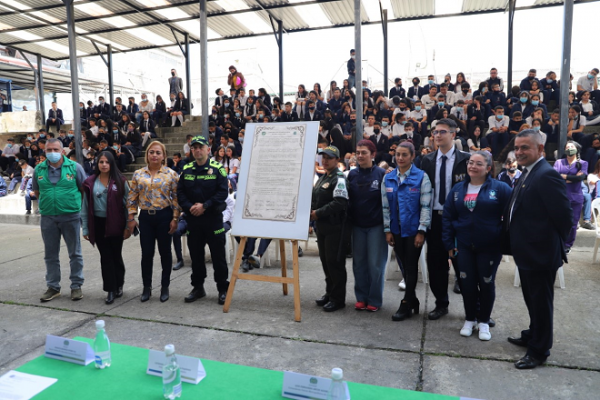 En Manizales realizamos el pacto simbólico en contra de la violencia escolar “Se aprende más fácil, cuando nos respetamos todos” Policía en comunidad