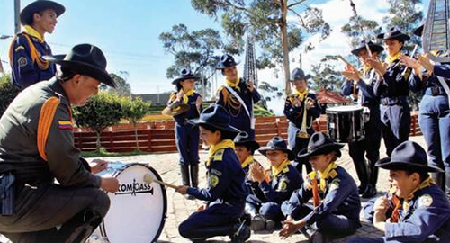 niños tocan en la banda marcial, gracias a un dragoneante Papa Oso