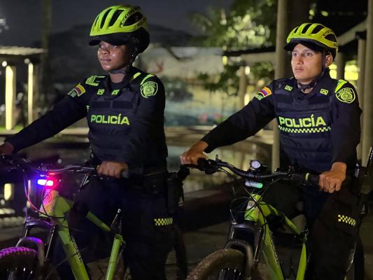 Policías realizan labores de patrullaje nocturno en bicicleta para fortalecer la seguridad y la convivencia ciudadana 