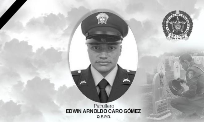 Paz y honor en la tumba del patrullero Edwin Arnoldo Caro Gómez, quien ofrendó su vida en Bogotá