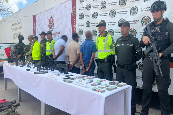 Personas capturadas con material de guerra y armamento