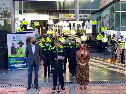 Director Policía nacional lanzando plan navidad-civiles lo acompañan