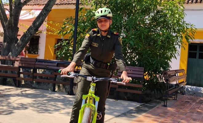 funcionario conmemorando el día de la bicicleta en Mompox bolívar 
