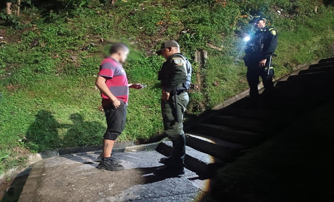 dos uniformados haciendo un registro a un ciudadano