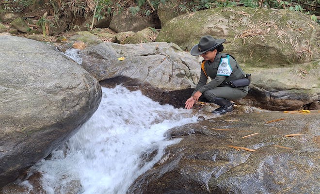 Policía cuida el agua