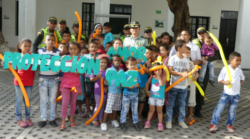  policia-entrega-regalos-ninos-carcel