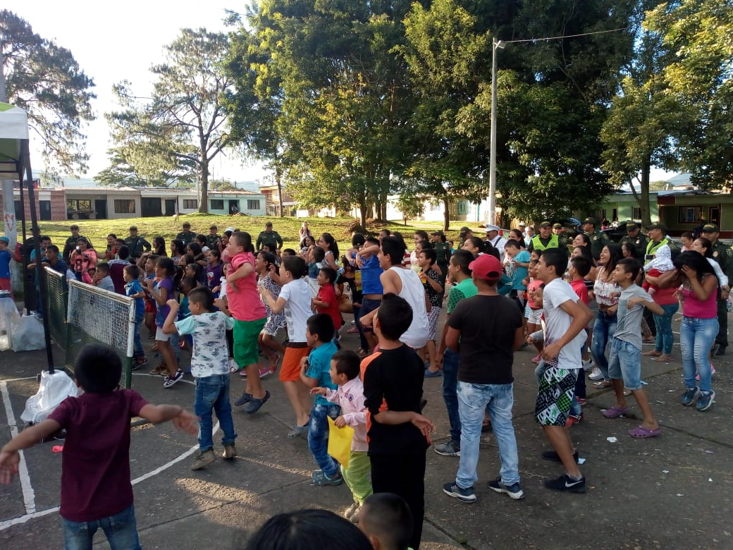 La comunidad del barrio 13 de agosto disfrutó de la poli rumba
